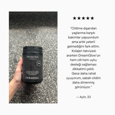 Cyrasoul DreamGlow kullanan bir müşterinin ürünle birlikte çektiği fotoğraf. Görselde, Aylin (33) isimli kullanıcının ürünün uyku ve cilt üzerindeki olumlu etkileri hakkındaki yorumu ve beş yıldızlı değerlendirmesi bulunuyor.