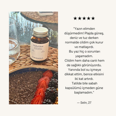 Cyrasoul DailyGlow ürününün sağlıklı bir kahvaltı kasesinin yanında yer aldığı müşteri fotoğrafı. Görselde, Selin (27) isimli kullanıcının ürünün yaz aylarında cildine sağladığı canlılık hakkındaki yorumu ve beş yıldızlı değerlendirmesi bulunuyor.
