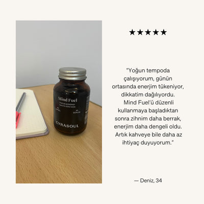 Cyrasoul MindFuel ürününün bir çalışma masasında, defterin yanında yer aldığı müşteri fotoğrafı. Görselde, Deniz (34) isimli kullanıcının ürünün yoğun tempoda zihnini berraklaştırdığı ve enerjisini dengelediği hakkındaki yorumu ve beş yıldızlı değerlendirmesi bulunuyor.